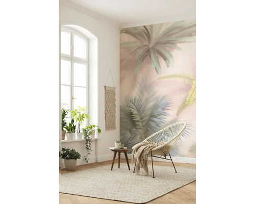 Woonkamer met palmpatroonbehang, fauteuil, vloerkleed en planten