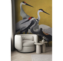 Woonkamerscène met fauteuil, bijzettafels, vloerlamp en behang met kraanvogelmotief