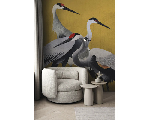 Woonkamerscène met fauteuil, bijzettafels, vloerlamp en behang met kraanvogelmotief