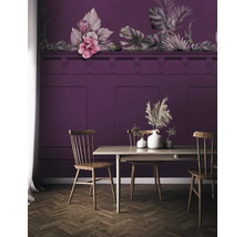 Eetkamer met houten tafel, houten stoelen en muur met bloemmotief
