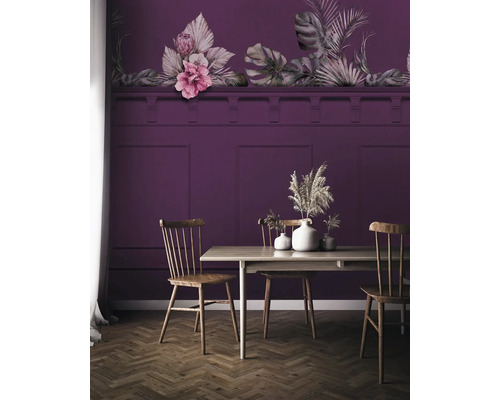 Eetkamer met houten tafel, houten stoelen en muur met bloemmotief