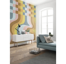 Moderne woonkamer met patroonbehang, wit dressoir en lichtblauwe sofa.