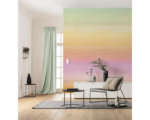 Woonkamer met kleurverloopbehang, gordijn en minimalistische meubels