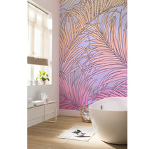 Badkamer met bad en behang met palmmotief