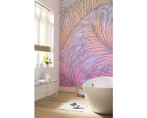 Badkamer met bad en behang met palmmotief