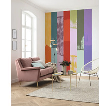 Woonkamer met bank, staande lamp, tafel en kleurrijk behang