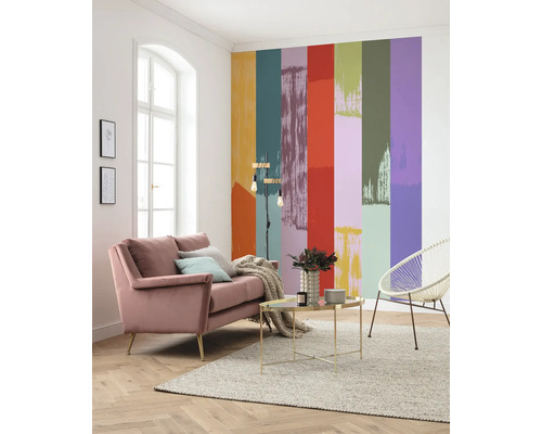 Woonkamer met bank, staande lamp, tafel en kleurrijk behang