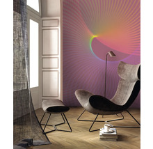 Moderne woonkamer met fauteuil, voetenbank en abstract behang