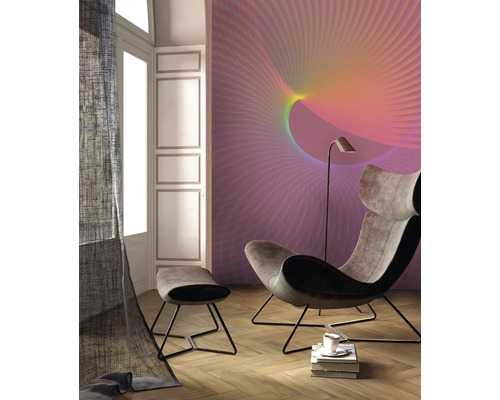 Moderne woonkamer met fauteuil, voetenbank en abstract behang
