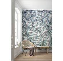 Interieur met behang met patroon, fauteuil en bank