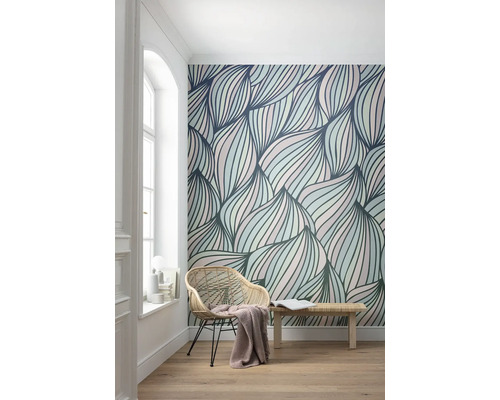 Interieur met behang met patroon, fauteuil en bank