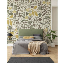 Slaapkamer met bed voor een behang met bloemmotief