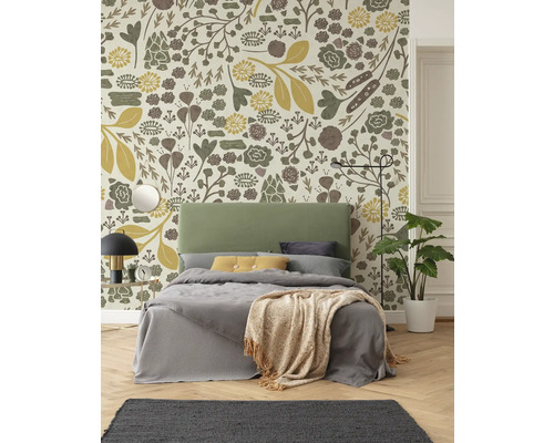 Slaapkamer met bed voor een behang met bloemmotief