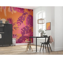 Lichte eetkamer met tropisch fotobehang, eettafel en hanglamp