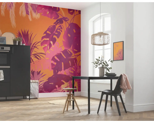 Lichte eetkamer met tropisch fotobehang, eettafel en hanglamp