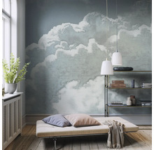 Woonkamer met behang met wolkenpatroon, bank en planken
