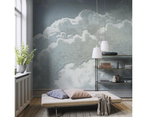 Woonkamer met behang met wolkenpatroon, bank en planken