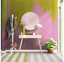 Entree met console, spiegel, kapstok, lamp, kamerplant en gestreept vloerkleed.