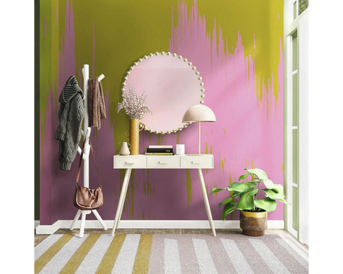 Entree met console, spiegel, kapstok, lamp, kamerplant en gestreept vloerkleed.