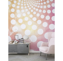 Woonkamer met patroonbehang, kast en fauteuil