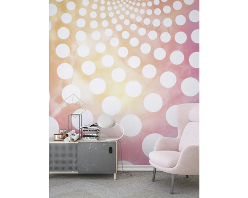 Woonkamer met patroonbehang, kast en fauteuil