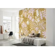 Slaapkamer met behang met patroon, bed, bureau en stoel.