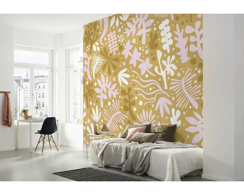 Slaapkamer met behang met patroon, bed, bureau en stoel.