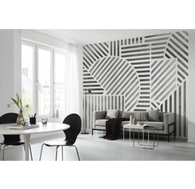 Woonkamer met grafisch behang, bank, tafel en stoelen