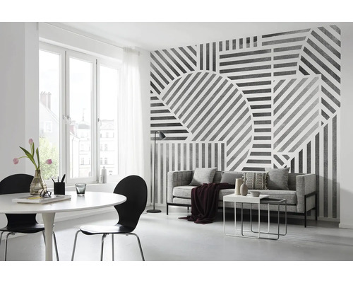 Woonkamer met grafisch behang, bank, tafel en stoelen