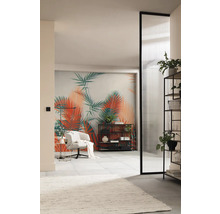 Woonkamer met tropisch fotobehang, fauteuil, rekken en gegroefde glazen deur