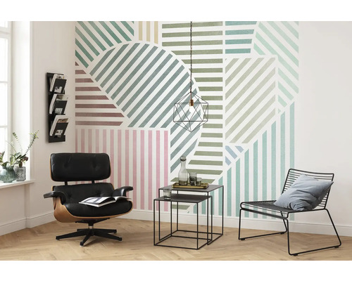 Woonkamer met grafisch behang, fauteuil en bijzettafels