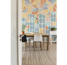 Eetkamer met houten tafel, stoelen en bloemmotiefbehang