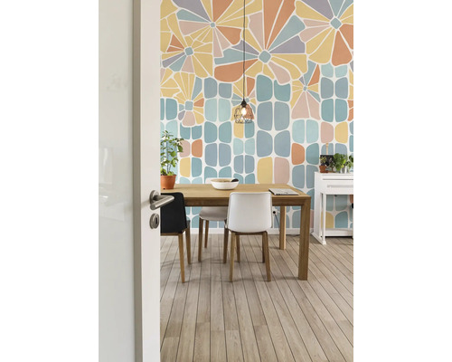 Eetkamer met houten tafel, stoelen en bloemmotiefbehang