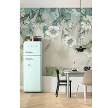 Keuken met pastelkleurige koelkast, eettafel en bloemenbehang