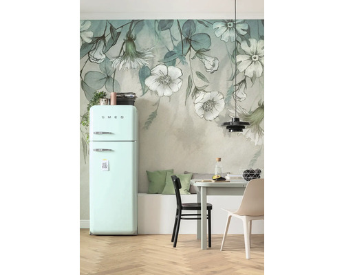 Keuken met pastelkleurige koelkast, eettafel en bloemenbehang