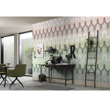 Woonkamer met patroonbehang, bureau en decoraties