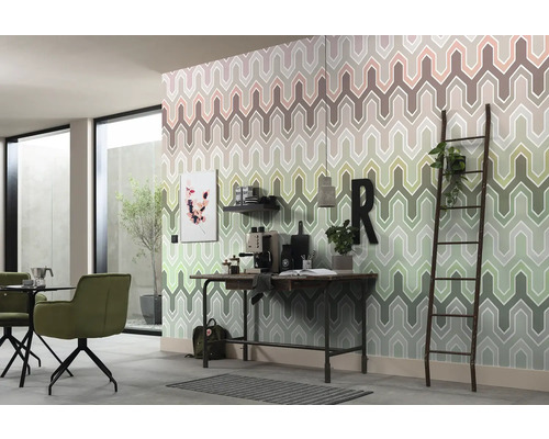 Woonkamer met patroonbehang, bureau en decoraties