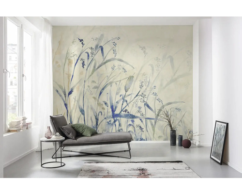 Woonkamer met behang met patroon, ligstoel en decoratie