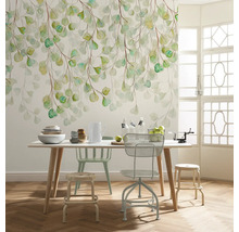 Eetkamer met eettafel, stoelen en wandbehang met plantenpatroon