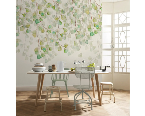 Eetkamer met eettafel, stoelen en wandbehang met plantenpatroon