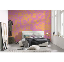 Slaapkamer met tweepersoonsbed, tapijt en behang met bloemmotief