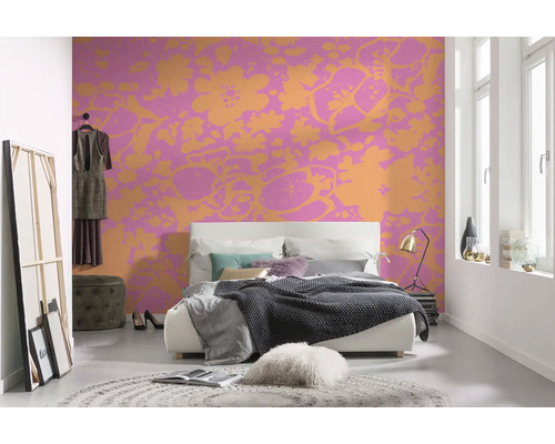 Slaapkamer met tweepersoonsbed, tapijt en behang met bloemmotief