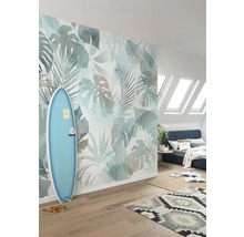 Slaapkamer met fotobehang met plantmotieven, surfplank en tapijt