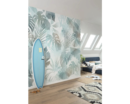Slaapkamer met fotobehang met plantmotieven, surfplank en tapijt