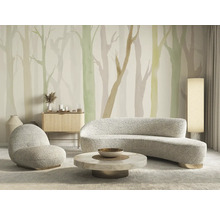 Woonkamer met bank, fauteuil, tafel en bosbehang