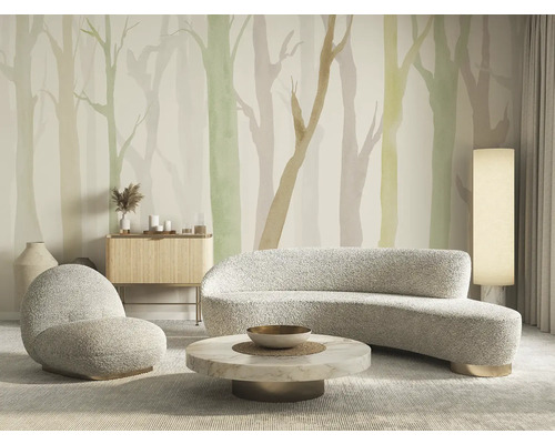 Woonkamer met bank, fauteuil, tafel en bosbehang