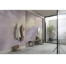 Entree met wanddecoratie in wolkenpatroon, kapstokhaken met jassen, bank en spiegel.