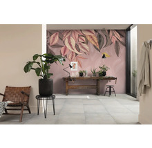 Woonkamer met bladbehang, houten tafel en kamerplanten