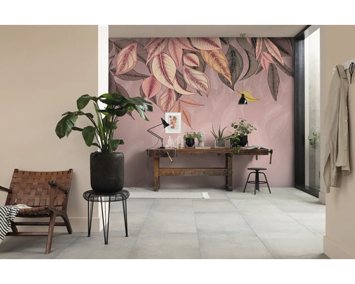 Woonkamer met bladbehang, houten tafel en kamerplanten