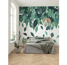 Slaapkamer met bladmuursticker, bed en houten vloer